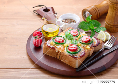 カッティングボードにのせたピザトースト 115955779