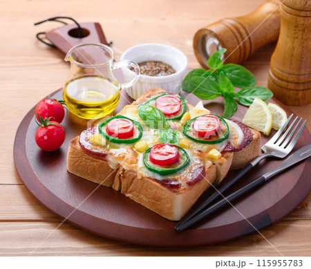 カッティングボードにのせたピザトースト 115955783