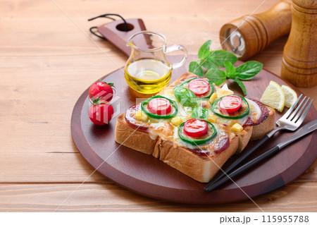 カッティングボードにのせたピザトースト 115955788