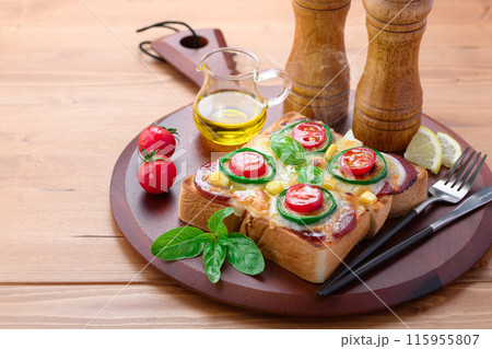 カッティングボードにのせたピザトースト カッティングボードにのせたピザトースト 115955807