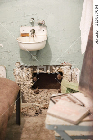 アルカトラズ島旧刑務所、囚人が脱走した部屋の穴 アメリカ合衆国