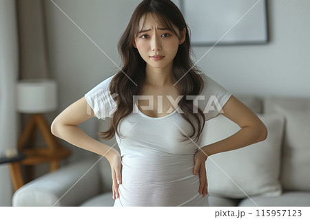 腰をおさえて腰痛の痛みに顔をゆがめる妊婦「AI生成画像」 115957123