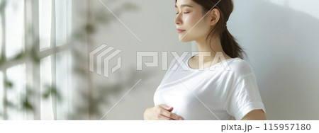軽い部屋の窓辺で目を閉じてリラックスしている若い女性「AI生成画像」 115957180