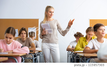 Teacher explaining subject to pupils 115957303