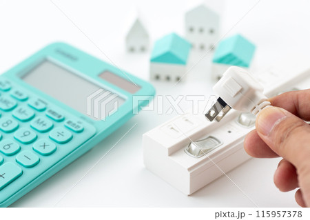 電源タップと家と電卓 電源タップと家と電卓 115957378