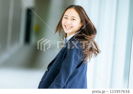 振り返る女子高生 115957638