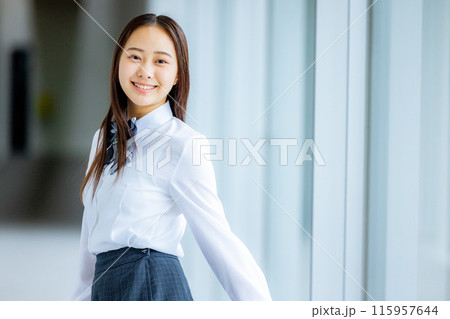 シャツの女子高生　振り返る 115957644