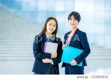 学校 二人 女性 生徒 講師 学校 二人 女性 生徒 講師 115957652