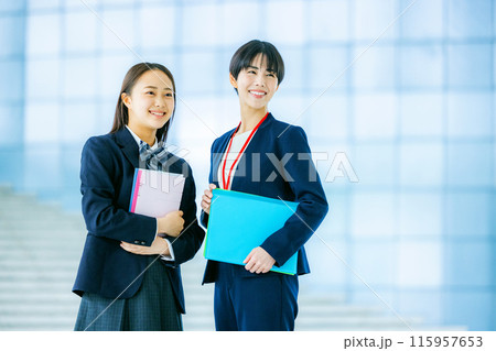 学校　二人　女性　生徒　講師 115957653