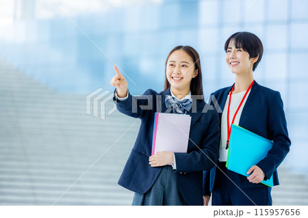学校　二人　女性　生徒　講師 115957656