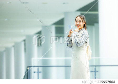 スマホを操作する若い女性 スマホを操作する若い女性 115957668