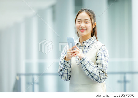 スマホを操作する若い女性 スマホを操作する若い女性 115957670