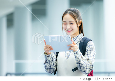 タブレットを持つ女性 タブレットを持つ女性 115957677