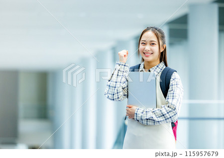 ノートパソコンを持った若い女性 ノートパソコンを持った若い女性 115957679