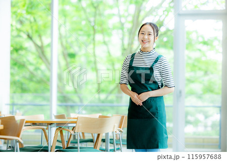 カフェで働く女性 カフェで働く女性 115957688