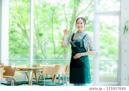 カフェで働く女性 115957689