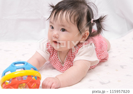 【はいはいを始めるツインテールの赤ちゃん】 115957820