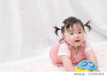 【はいはいを始めるツインテールの赤ちゃん】 115957825