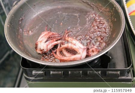 【オートキャンプ場でソロキャンプ　イカゲソを焼く】 115957849