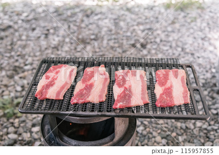 【オートキャンプ場でソロキャンプ 網でカルビを焼く】 【オートキャンプ場でソロキャンプ 網でカルビを焼く】 115957855