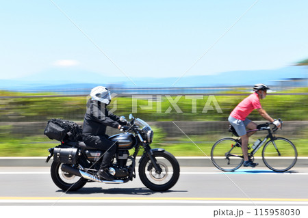 江の島大橋を走る大型バイクと自転車 江の島大橋を走る大型バイクと自転車 115958030