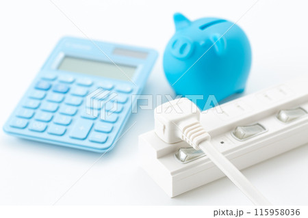 電源タップと豚の貯金箱と電卓 115958036