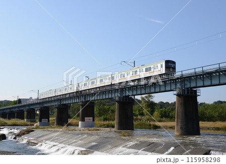多摩川を渡る八高線の電車 多摩川を渡る八高線の電車 115958298