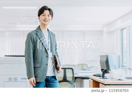 オフィスに立つ若いビジネスマン 115958703