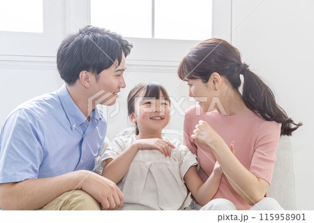 リビングで楽しそうに会話する親子 リビングで楽しそうに会話する親子 115958901