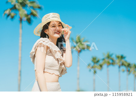 若い女性のビーチリゾートイメージ 115958921