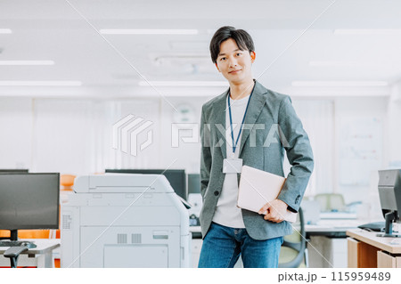 オフィスに立つ若いビジネスマン 115959489