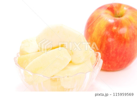 赤いリンゴ 剥き カット デザート つがる 明るい背景 赤いリンゴ 剥き カット デザート つがる 明るい背景 115959569