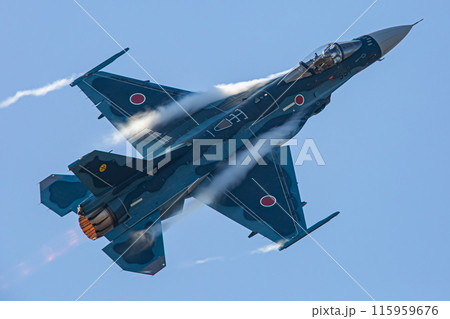 青空を飛行する戦闘機 115959676