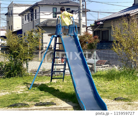 滑り台で遊ぶ幼稚園児 115959727