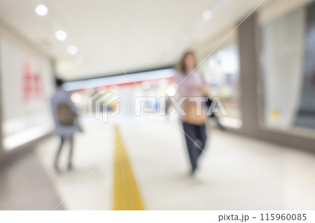 繁華街の背景ぼかし 115960085