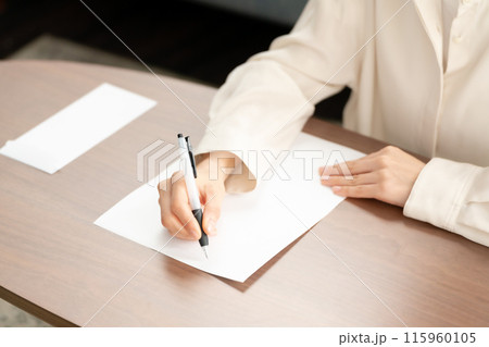 手紙を書く女性　手元 115960105