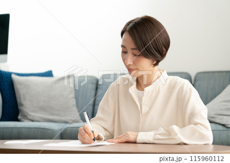 手紙を書く女性 手紙を書く女性 115960112