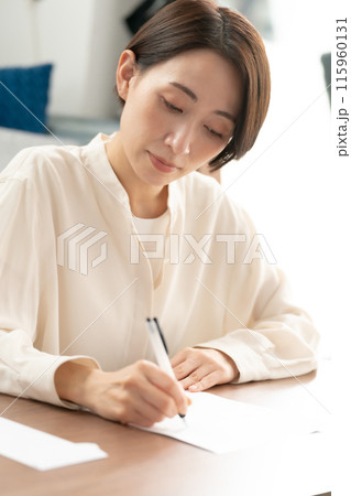 手紙を書く女性 手紙を書く女性 115960131