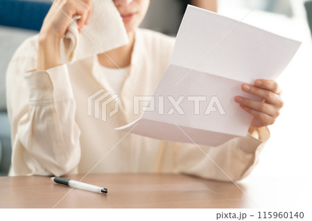 手紙を読んで泣く女性 手紙を読んで泣く女性 115960140