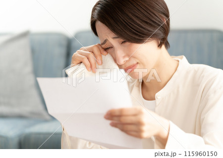 手紙を読んで泣く女性 手紙を読んで泣く女性 115960150