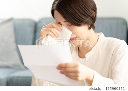 手紙を読んで泣く女性 手紙を読んで泣く女性 115960152