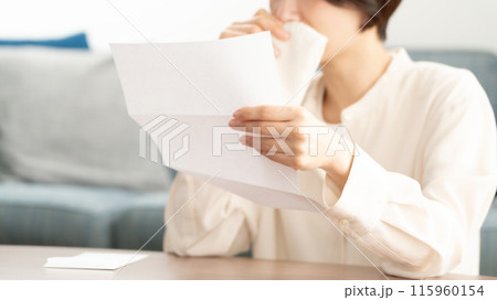 手紙を読んで泣く女性 手紙を読んで泣く女性 115960154