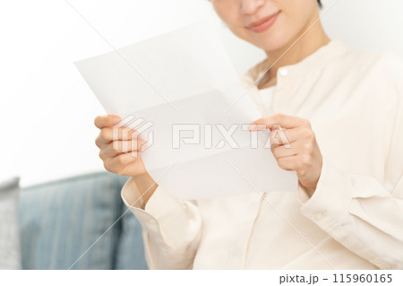 手紙を読む女性 手紙を読む女性 115960165