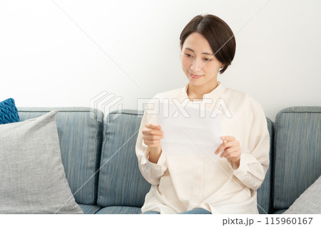 手紙を読む女性 115960167