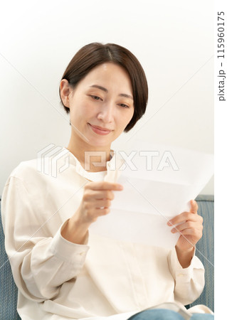 手紙を読む女性 手紙を読む女性 115960175