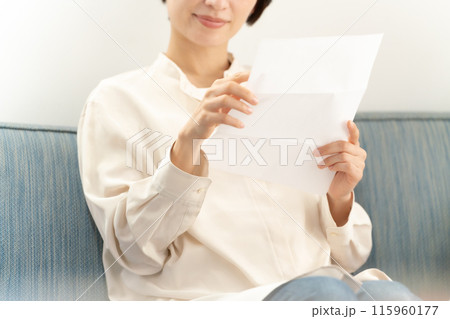 手紙を読む女性 手元 手紙を読む女性 手元 115960177