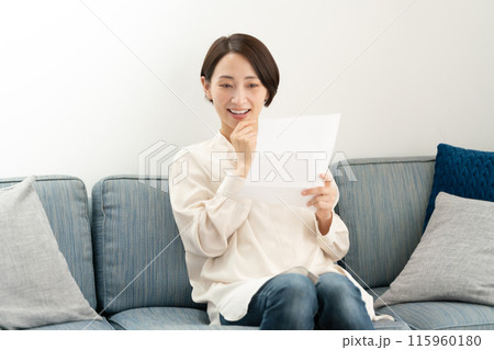 手紙を読む女性 手紙を読む女性 115960180