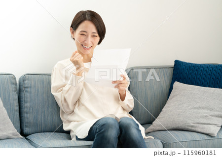 手紙を読む女性 115960181