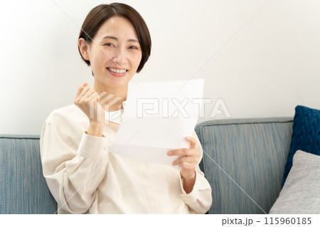 手紙を読む女性 115960185