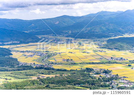 高清水展望台から遠野郷を眺める　黄金色に輝く秋の田園風景がパッチワークのよう　日本の原風景 115960591